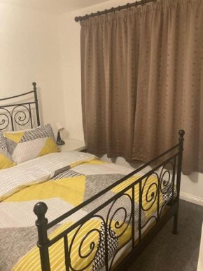 Chessington Home Stay , 3 Bed 6 Guests Free Parking Near M25 JCT9, Chessington world of Adv Resort, Kingston, Epsom, Great for Families & Groups, Chessington